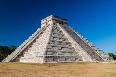 Antik Maya şehri Chichen Itza, Meksika içinde piramit tüylü yılan