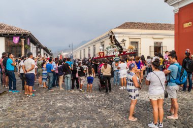 Antigua, Guatemala - 26 Mart 2016: Kalabalıklar kutsal Cumartesi (siyah Cumartesi) alay şehirde Antigua Guatemala, Guatemala izle.