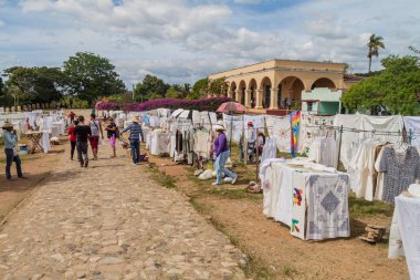 Manaca Iznaga, Küba - 9 Şubat 2016: Valle de los Ingenios Valley yakınındaki Trinidad, Küba Iznaga köyde Hediyelik eşya tezgahları