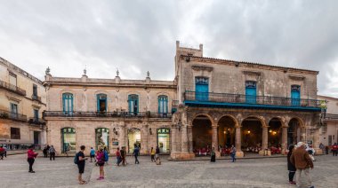 Havana, Küba - 20 Şubat 2016: Eski sömürge binaları Plaza de la Catedral Meydanı Habana Vieja '.