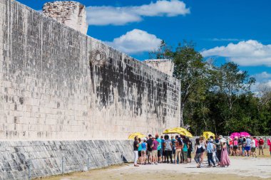 Chichen Itza, Meksika - 26 Şubat 2016: Turist kalabalığından arkeolojik sit Chichen Itza büyük top oyunu sarayda ziyaret edin.