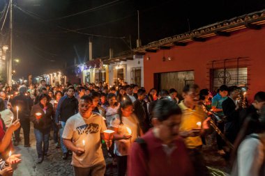 Antigua, Guatemala - 27 Mart 2016: Paskalya Pazar gece alayı katılımcıların Antigua Guatemala City.
