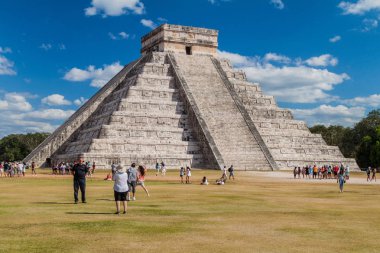 Chichen Itza, Meksika - 26 Şubat 2016: Turist kalabalığından arkeolojik sit Chichen Itza, tüylü yılan piramit ziyaret edin.