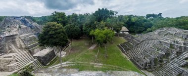 Kuzey Acropolis adlı Yaxha, Guatemala arkeolojik kalıntıları