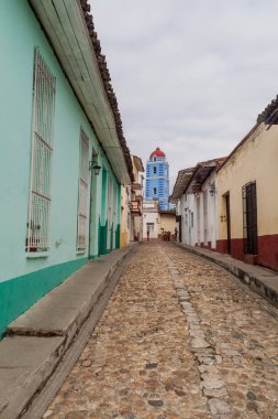 Sancti Spiritus, Küba Arnavut kaldırımlı sokakta. Parroquial Belediye Başkanı kilisenin içinde belgili tanımlık geçmiş.