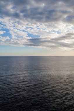 Deniz ve bulutlu gökyüzü arka plan üzerinde