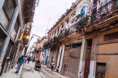 Havana, Küba - 23 Şubat 2016: Eski Havana'da bir sokak görünümünü