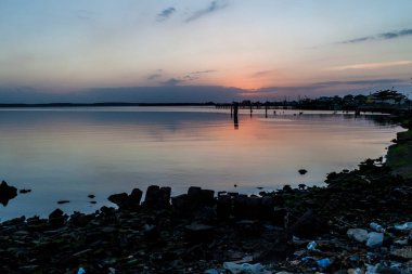 Bir deniz Cienfuegos, Küba'da gün batımı görünümü