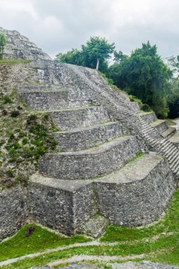 Kuzey Acropolis adlı sit alanı Yaxha, Guatemala, piramit