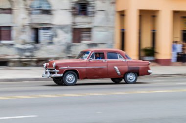 Havana, Küba - 22 Şubat 2016: Vintage otomobil sürmek ünlü sahil sürücü Malecón boyunca Havana
