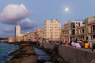 Havana, Küba - 21 Şubat 2016: İnsanlar deniz sürücü Malecón Havana'da gece akşam tadını çıkarın