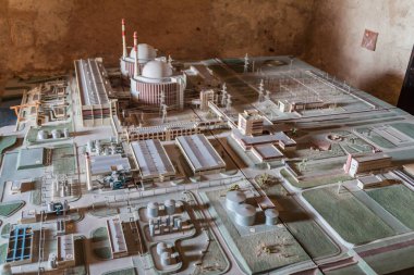 Castillo De Jagua, Küba - 12 Şubat 2016: Modeli terk edilmiş Juragua nükleer santral Castillo de Jagua bir şatoda, Küba