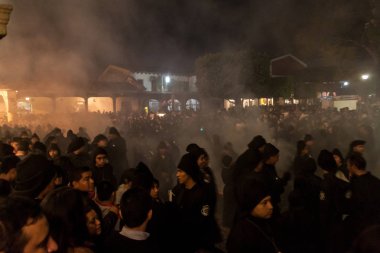 Antigua, Guatemala - 25 Mart 2016: İyi Cuma günü geçit katılımcıların Antigua Guatemala City.