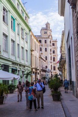Havana, Küba - 20 Şubat 2016: Havana Vieja Mercaderes Caddesi yaya bölgesinde, insanlar yürümek