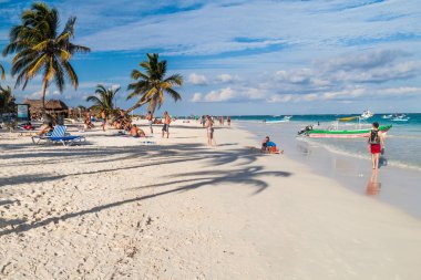 Tulum, Mexio - 29 Şubat 2016: Turist Tulum, Meksika için Karayip kumsalın tadını çıkar