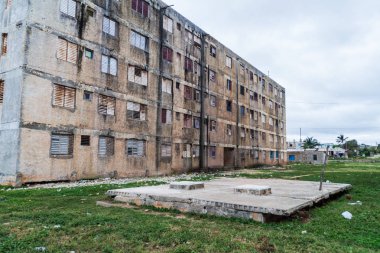 Dilipitated beton blok daireler Gibara Köyü, Küba