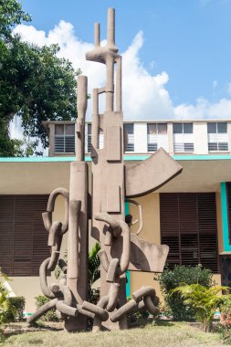 Las Tunas, Cuba - 27 Ocak 2016: Anıt önünde bina, il fabrikamızdaki Las Tunas Komünist Partisi.