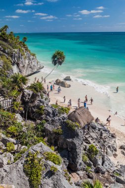 Tulum, Mexio - 29 Şubat 2016: Antik Maya şehir Tulum, Meksika kalıntıları altında sahilde turist