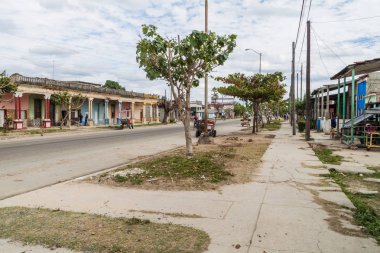 Cienfuegos, Cuba - 11 Şubat 2016: Cienfuegos, Küba'da bir sokak görünümünü.