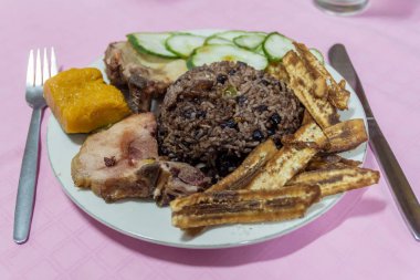 Küba'da - pirinç fasulye (congri), muz ve et ile yemek
