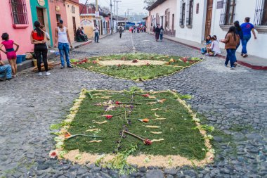 Antigua, Guatemala - 26 Mart 2016: Dekoratif boyunca insanlar yürüyüş Paskalya Antigua Guatemala şehirde, Guatemala halıları.