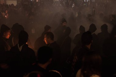 Antigua, Guatemala - 25 Mart 2016: İyi Cuma günü geçit katılımcıların Antigua Guatemala City.