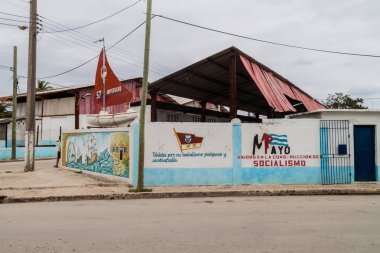 Gibara, Küba - 29 Ocak 2016: Propaganda duvar resimleri Gibara köyü. O says: United müreffeh ve sürdürülebilir socialis için; Sosyalizm korunması için Birleşik.