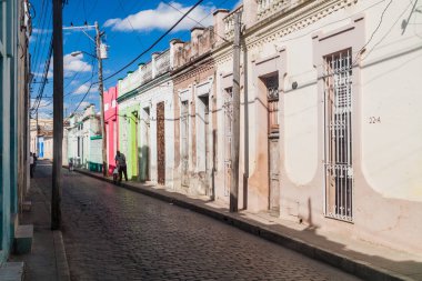 Camagüey, Cuba - 25 Ocak 2016: Camagüey eski dar sokakta