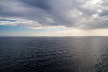 Deniz ve bulutlu gökyüzü arka plan üzerinde