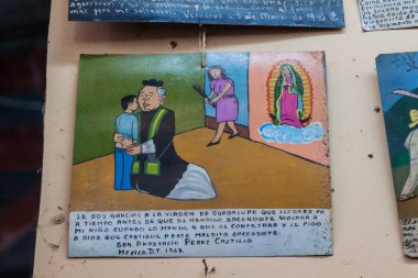 Antigua, Guatemala - 26 Mart 2016: Retablo (Lamine), Meksikalı bir halk sanat adanmışlık resim. Önce Şu yaramaz Bu rahibin oğlu tecavüz bakire de Guadalupe gelen için teşekkür.