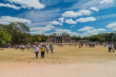 Chichen Itza, Meksika - 26 Şubat 2016: Turist kalabalığından arkeolojik sit Chichen Itza ziyaret edin. Tapınağın arka planda savaşçıların.