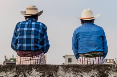 Santiago Atitlan, Guatemala - 23 Mart 2016: Bu köyün geleneksel kıyafetlerini giyen yerli erkekler.