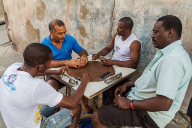 Santiago De Cuba, Cuba - 31 Ocak 2016: Santiago de Cuba, Cuba Tivoli Mahallesi'nde cadde domino oynayan yerel adam