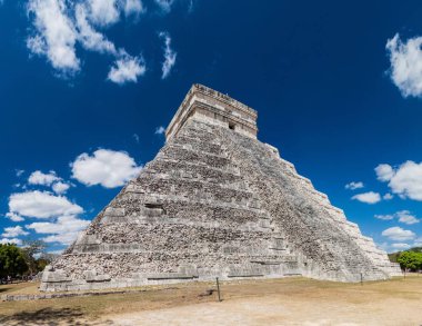 Maya arkeolojik sit Chichen Itza, Meksika içinde piramit tüylü yılan