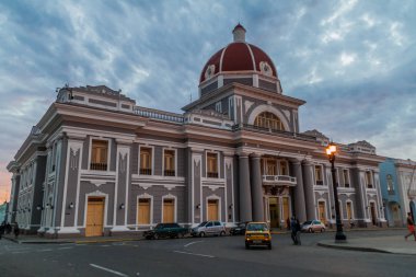 Cienfuegos, Cuba - 11 Şubat 2016: Parque Jose Marti Meydanı Cienfuegos, Cuba'Palacio de Gobierno (hükümet Sarayı)