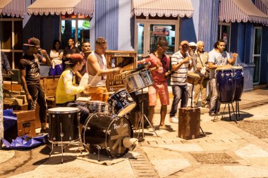 Bayamo, Küba - 30 Ocak 2016: Yerel müzik grubu Bayamo bir yaya caddesi üzerinde gerçekleştirir.