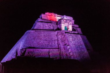 Antik Maya City Uxmal, Meksika (Piramide del adivino) sihirbaz her gece ışıklı piramit