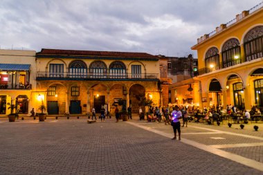 Havana, Küba - 22 Şubat 2016: Eski sömürge binaları Plaza Vieja Meydanı Havana Vieja '