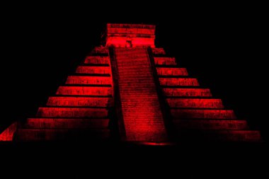 Antik Maya şehri Chichen Itza, Meksika piramitte tüylü yılan gece görünümü