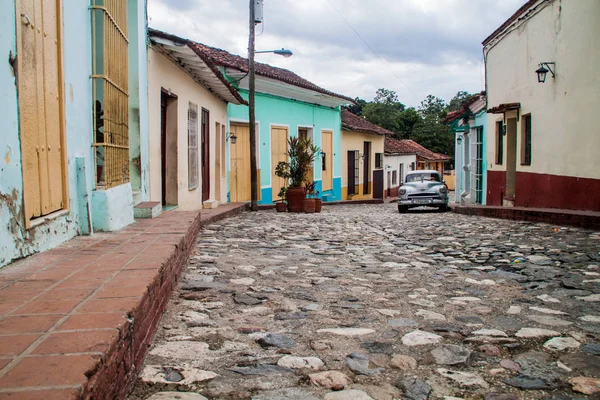 サンクティ スピリトゥス キューバ 2016 ヴィンテージ車 サンクティ スピリトゥスの石畳の通りに — ストック写真