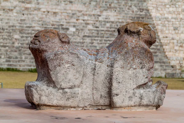 Antik Maya şehir Uxmal, Meksika harabelerde heykel