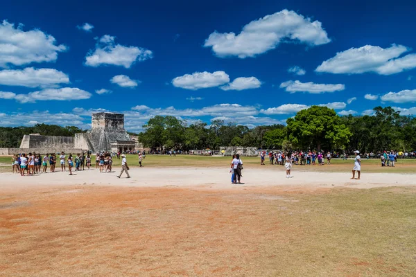 Chichen Itza, Meksika - 26 Şubat 2016: Turist kalabalığından arkeolojik sit Chichen Itza ziyaret edin. Arka plan büyük top oyunu mahkemede.