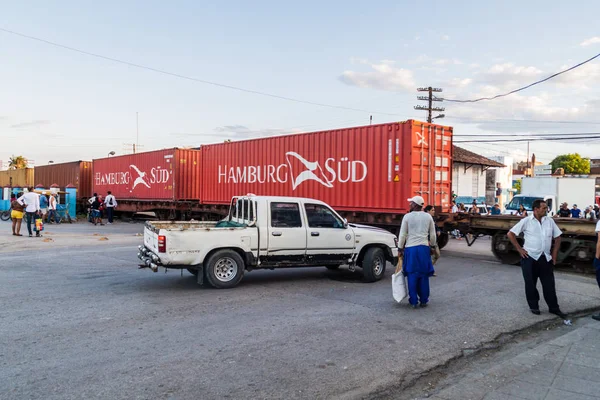 Camagüey, Cuba - 26 Ocak 2016: Camagüey Tren geçerken, insanlar bekliyor