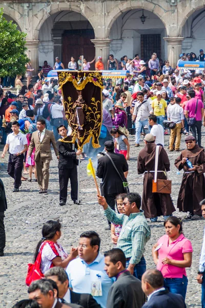 Antigua, Guatemala - 27 Mart 2016: Paskalya Pazar geçit katılımcıların Antigua Guatemala City.