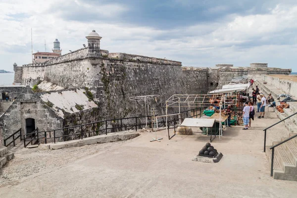 Havana, Küba - 22 Şubat 2016: Ziyaretçi Morro kalesi Havana.