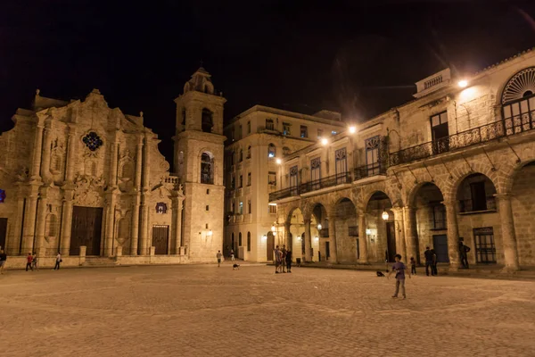Havana, Küba - 20 Şubat 2016: Casa de bina Lombillo ve Plaza de la Catedral Meydanı Habana Vieja'nda bir katedral.