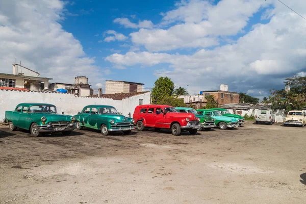 Santa Clara Cuba Helmikuu 2016 Vuosikertalaisia Autoja Yhteistaksina Santa Clarassa — kuvapankkivalokuva