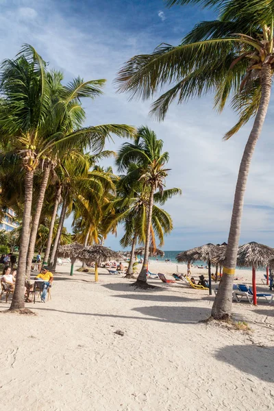 Playa vızıldamak, Küba - 9 Şubat 2016: Trinidad, Küba çevre Playa vızıldamak görünümü beach