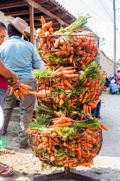 洪都拉斯 Colohete 2016年4月15日 在市场摊位上的胡萝卜 这个村子一个月有两次大市场 — 图库照片