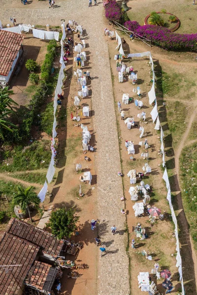 Manaca Iznaga, Küba - 9 Şubat 2016: Valle de los Ingenios Valley yakınındaki Trinidad, Küba Iznaga köyde Hediyelik eşya tezgahları